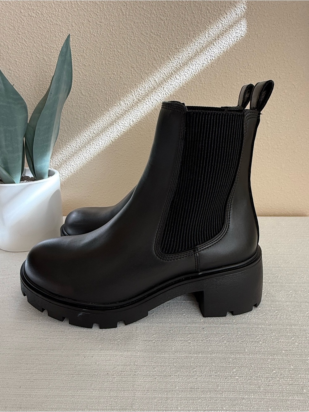 Steve Madden Black Leather Chelsea Lug Sole Boots - Women